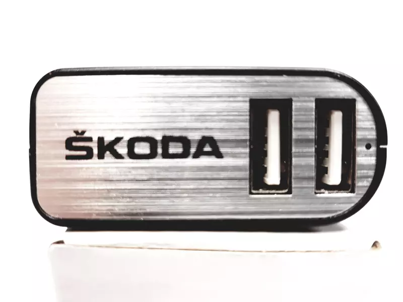 OE SKODA ŁADOWARKA USB Z NOŻEM DO PASÓW I MŁOTKIEM 