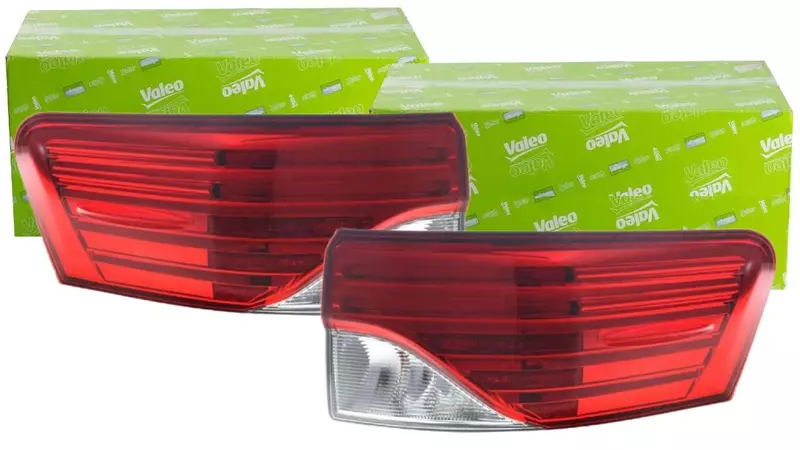 VALEO LAMPY TYLNE ZEWN TOYOTA AVENSIS T27 FL KOMBI