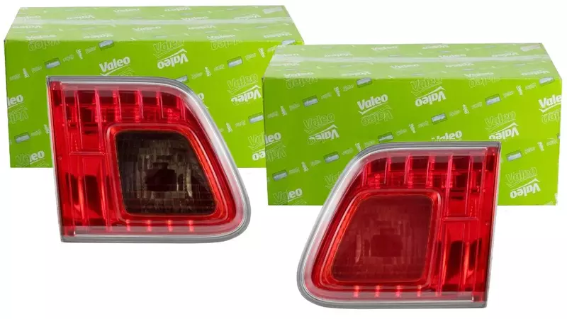 VALEO LAMPY TYLNE WEWN TOYOTA AVENSIS T27 KOMBI